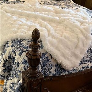 New. Luxurious thick Faux Fur Throw Blanket